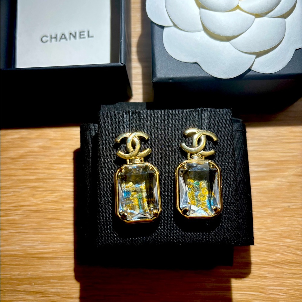New Chanel earrings with tweed in crystal